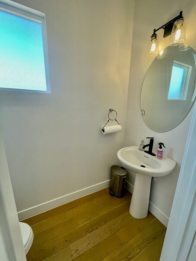 Building Photo - Beautiful Three Bedroom Townhome in Woodland Estates