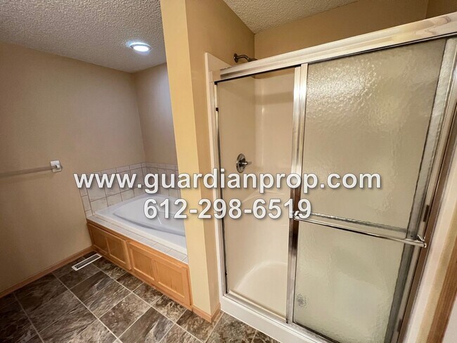 Building Photo - Huge End Unit Townhouse for October 1, Ope...