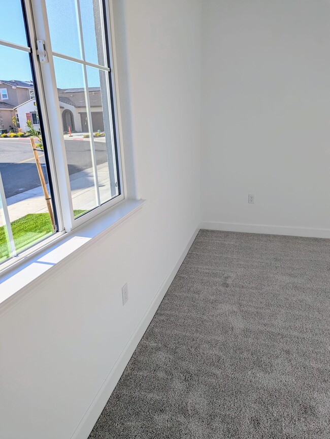 Building Photo - 5069 Brooks Cir