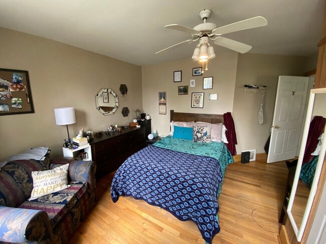 Building Photo - 3 Bedroom 1 Bath House - Close to Downtown Iowa City