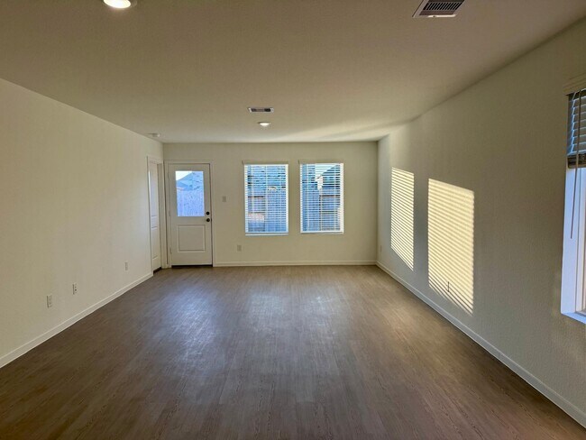 Building Photo - 10914 Silver Canoe Dr