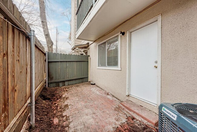 Building Photo - 2 month lease cute 1-1 blocks from campus and 1 block from UT shuttle