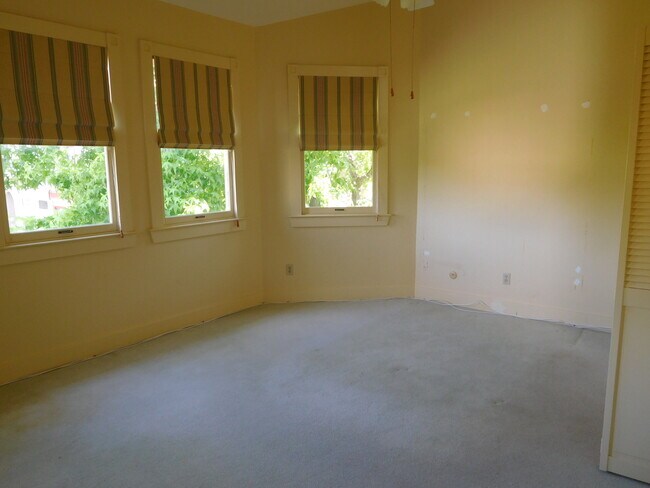Building Photo - AVAILABLE AUGUST - Windermere Village Town...