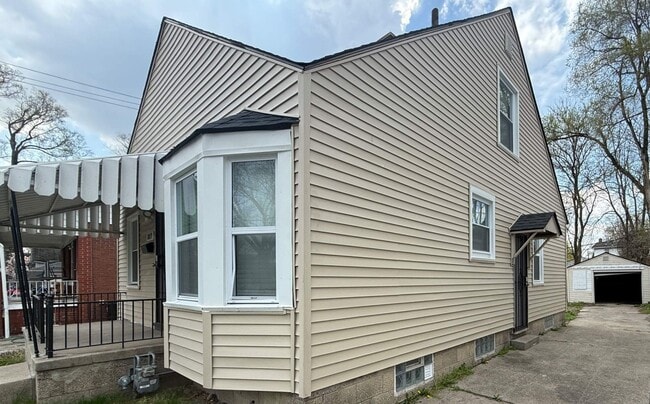 Building Photo - Renovated 3-Bedroom Home – We Welcome Sect...