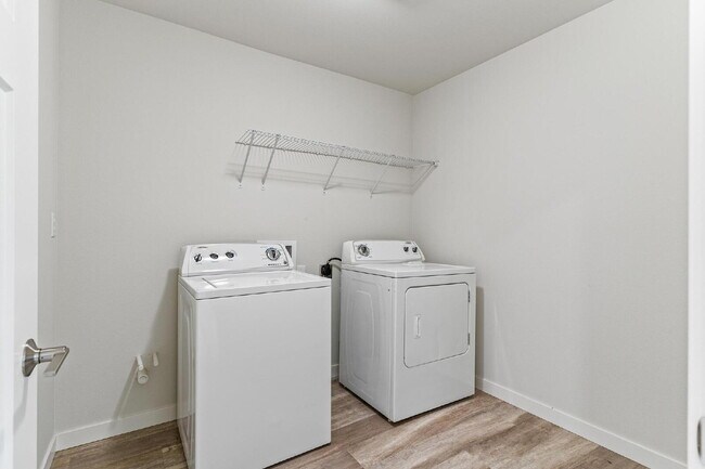 Building Photo - Bueaitful 4 bedroom home with 1 bed 1 bath MIL!