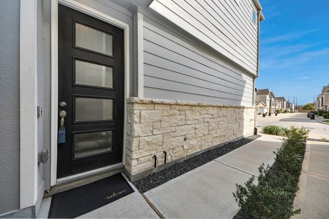 Building Photo - 9830 Magnolia Village Ln