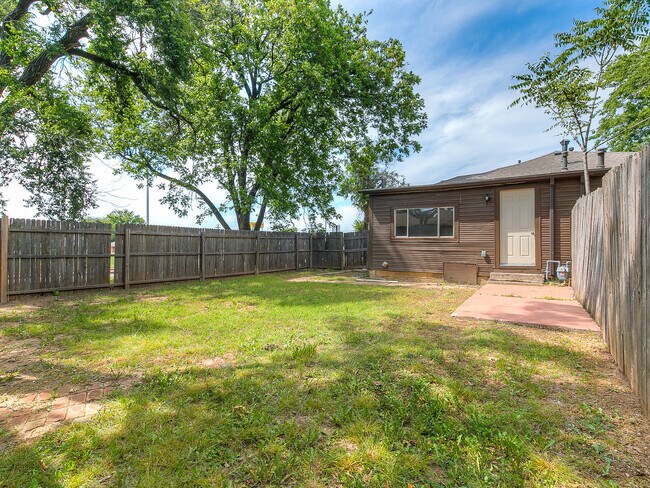 Building Photo - Updated DUPLEX + Minutes away from The Plaza, Paseo, Midtown, Uptown District!