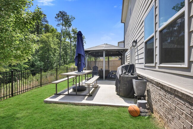 Building Photo - 3450 Sycamore Dr
