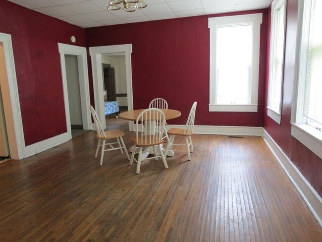 Building Photo - 606 W Elm St