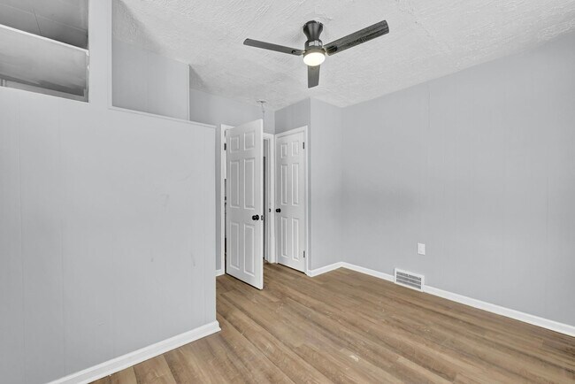 Building Photo - 1728 Hillview Rd