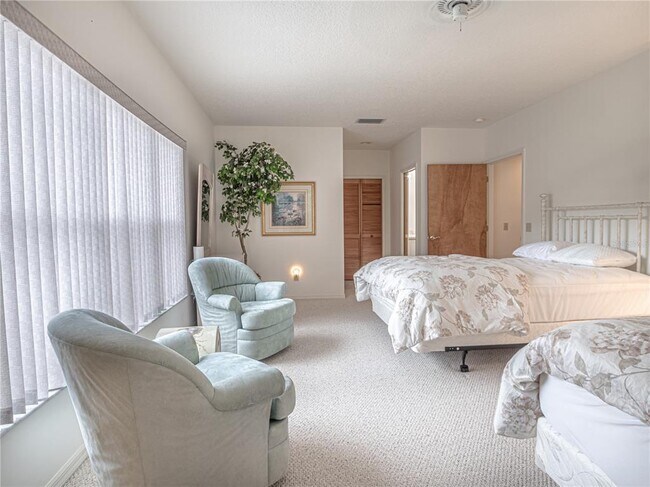 Building Photo - 920 E Lake Dr