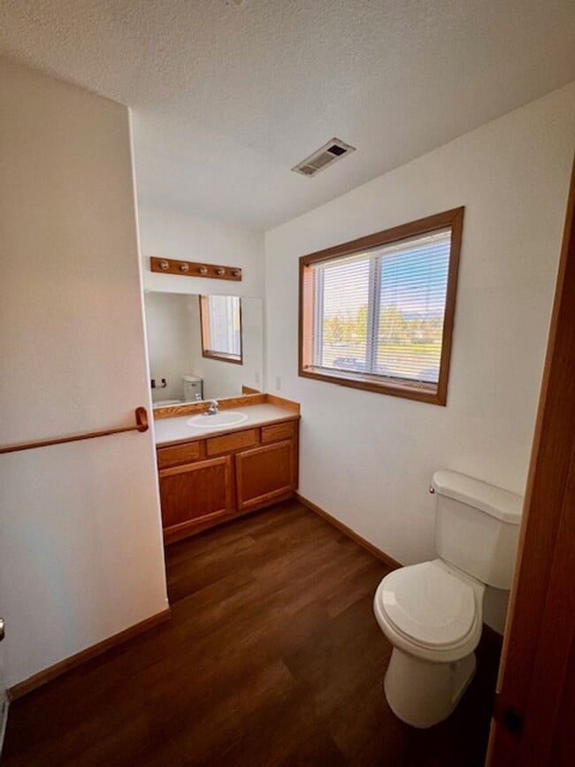 Building Photo - 3 Bedroom 1.5 Bathroom 4plex