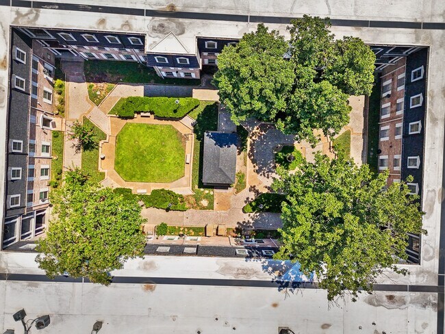 Building Photo - 355 N Post Oak Ln