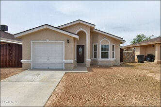 Building Photo - 683 Teichelkamp Dr