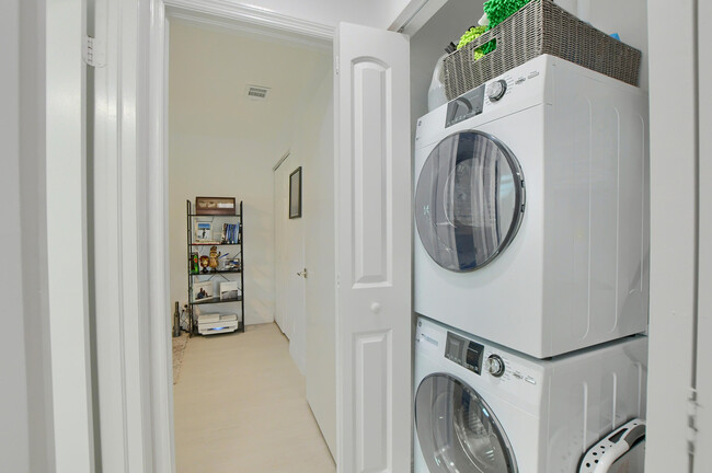 Building Photo - 6553 Via Regina