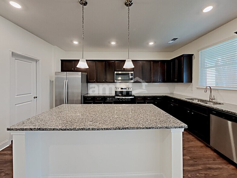 Building Photo - 2121 Johnston Dr