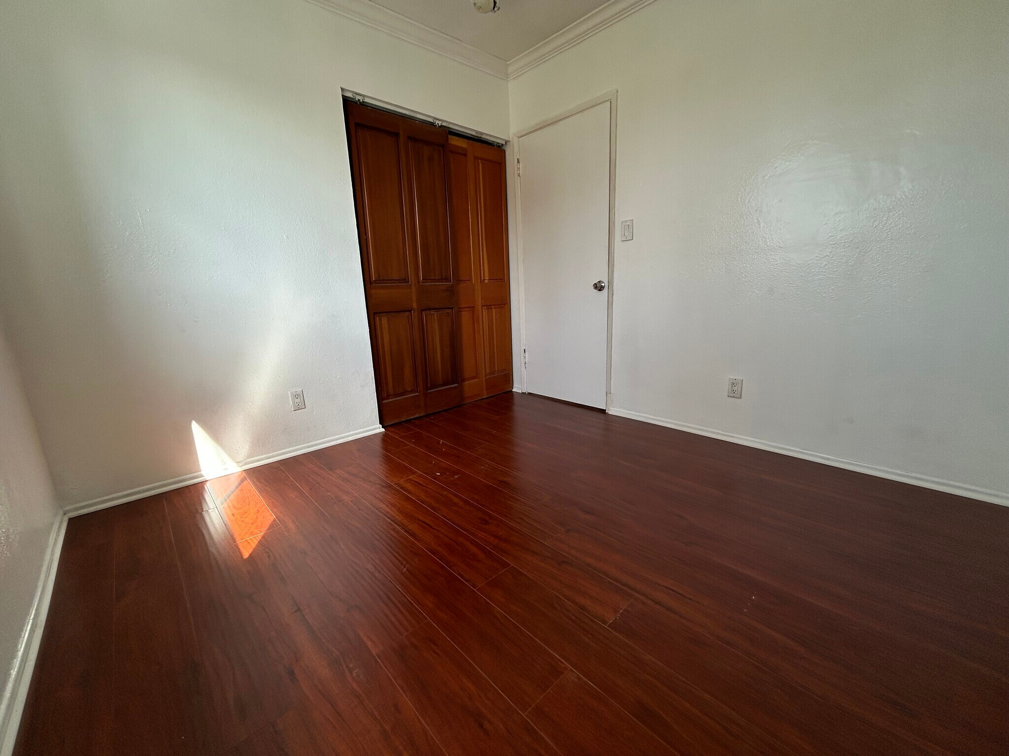 1st medium room - 1156 N Chicago St
