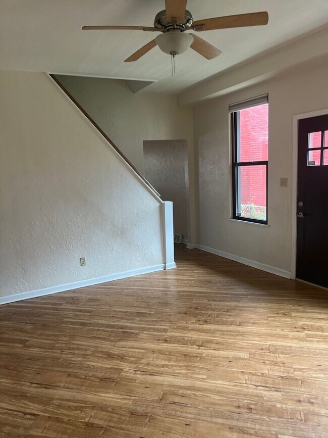 Building Photo - 2206 Sarah St