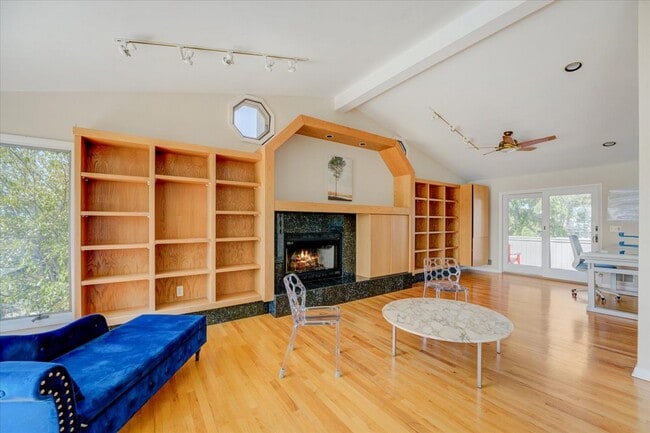 Building Photo - 74 Seneca Pl