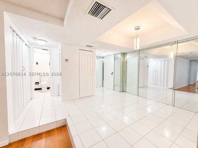 Building Photo - 3660 Inverrary Dr