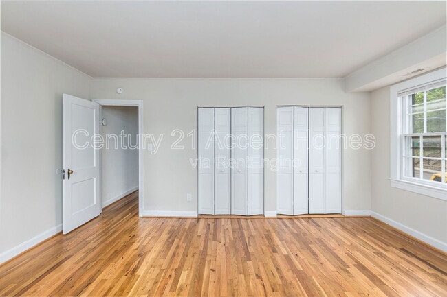 Building Photo - 1020 S Barton St