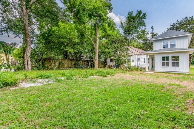 Building Photo - 312 E Blount St