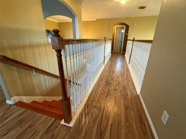 Building Photo - 3335 Southdown Dr