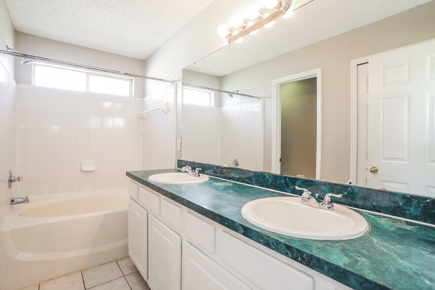 Building Photo - 2912 Brittany Bluff Dr