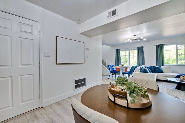 Building Photo - 4000 Rhoda Dr