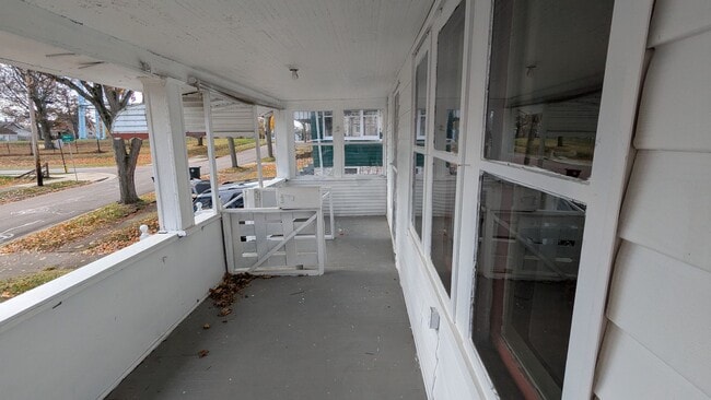 Building Photo - A charming 3-bedroom, 1.5-bathroom home located in the vibrant city of Akron