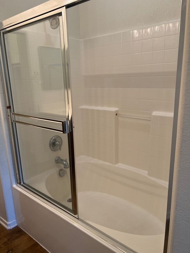 Building Photo - Wonderful Eastlake Townhome, 3 bedroom, 2....