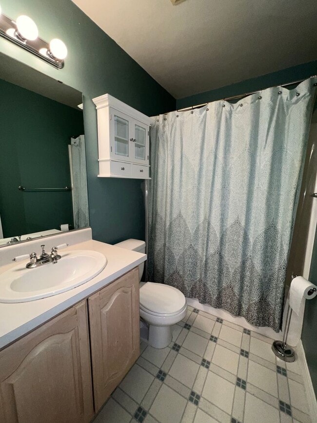 Building Photo - Two bedroom townhouse near Ashland Communi...