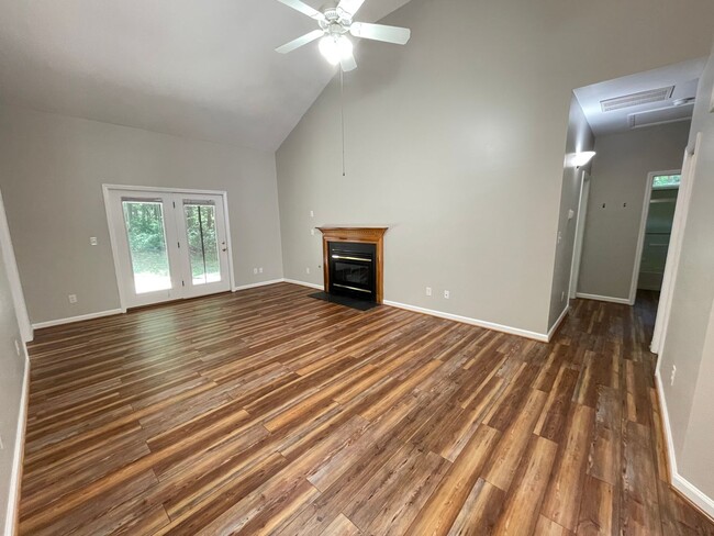 Building Photo - Charming, updated 3br house with separate ...