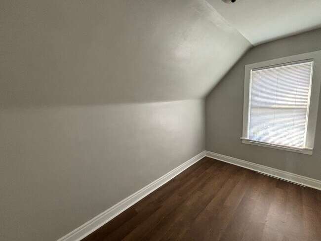 Building Photo - 3-bedroom, 1-bath house: $1050