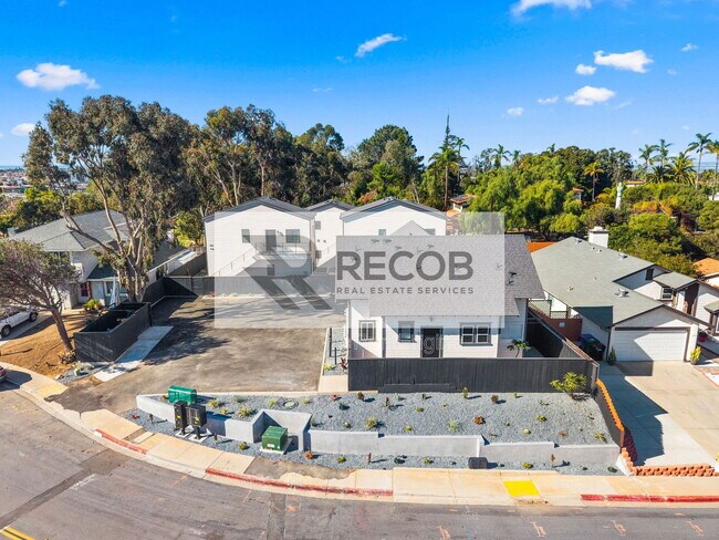 Building Photo - 832 Desty St