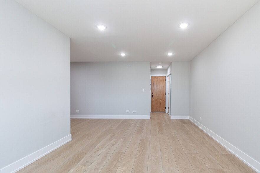 Building Photo - 531 W Aldine Ave