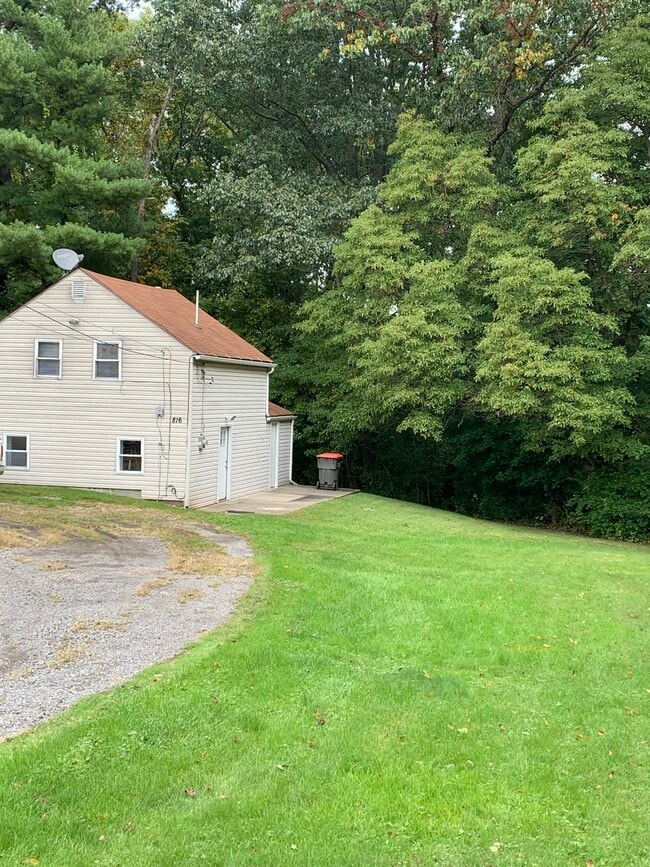 Building Photo - 816 14th Ave