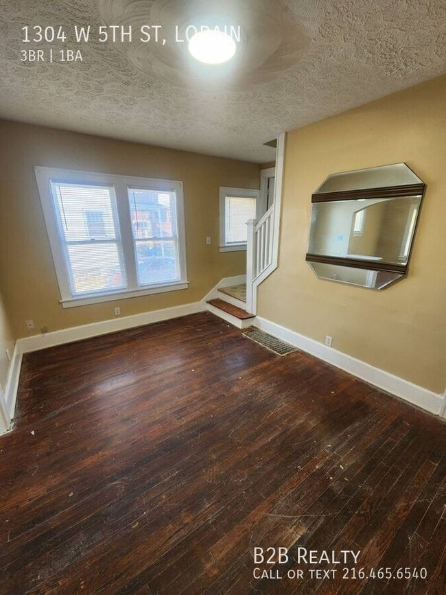 Building Photo - 1304 W 5th St