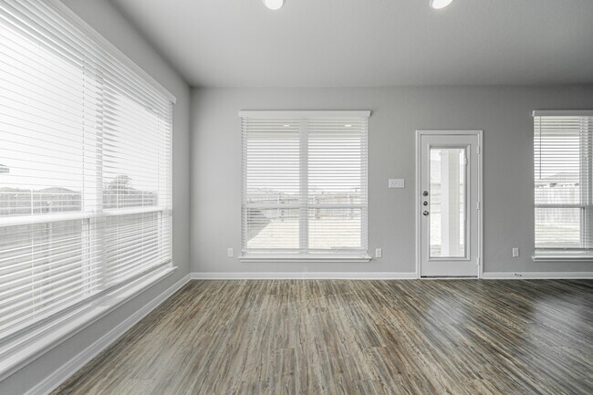 Building Photo - 536 Fallbrook Dr