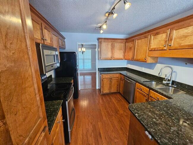 Building Photo - Elgin beauty with large bonus room