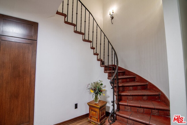 Building Photo - 3475 N Knoll Dr