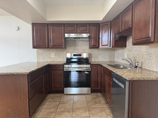 Building Photo - 5 bedroom, 3 bath, 2 car on acreage near t...