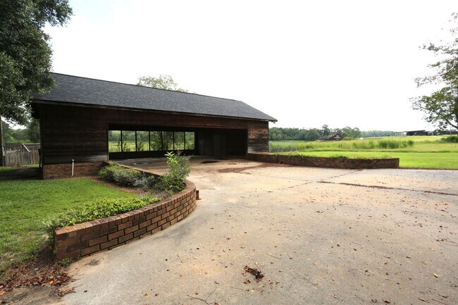Building Photo - 796 John R Coleman Rd