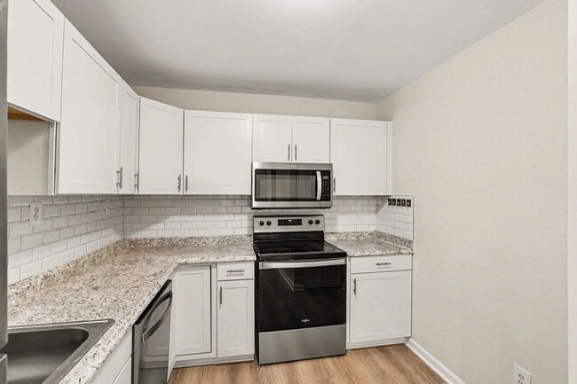 Building Photo - Updated 2BR Townhome Minutes from Central Park & Mary Washington Hospital!