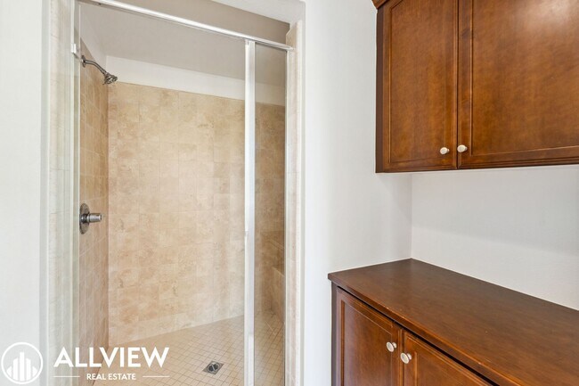 Building Photo - Modern 2 Bed, 2.5 Bath Townhome Available in Aliso Viejo!