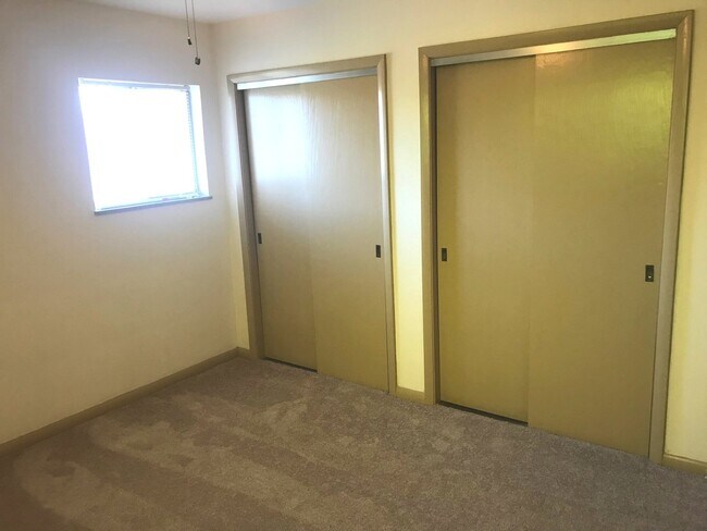 Building Photo - 725 Busse Hwy