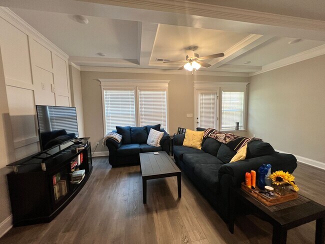 Building Photo - 3BR/2.5 BATH Townhome with Garage & Fenced...