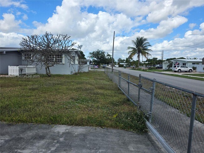 Building Photo - 1560 W 53rd Terrace