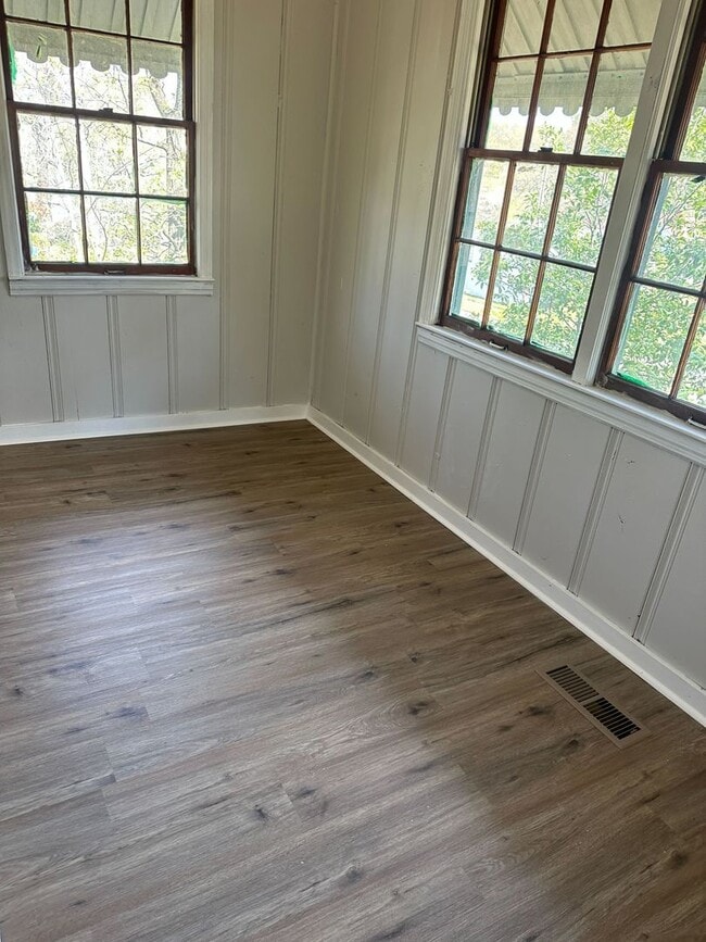 Building Photo - Classic Charm Meets Modern Comfort – 3BR/2BA Home