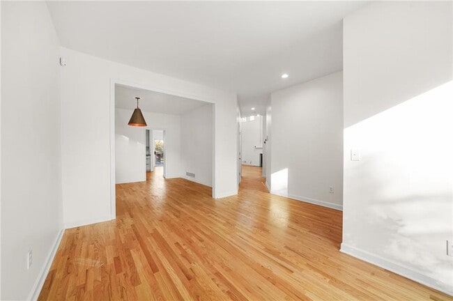 Building Photo - 1086 Pine Grove Ave NE